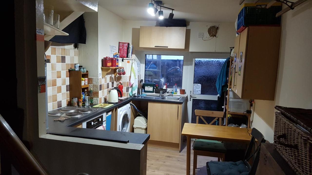 'Yellow Wood Micro Hostel-Eco Urban Bothy Style Very Basic But Cosy Redecorating But Cheap & Friendly Quiet Time Lockout 11Pm-7Am Bring Towel Or Hire Брекън Екстериор снимка