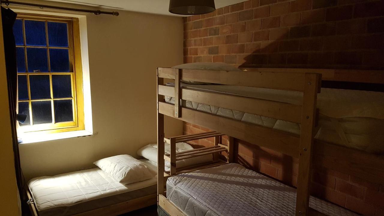 'Yellow Wood Micro Hostel-Eco Urban Bothy Style Very Basic But Cosy Redecorating But Cheap & Friendly Quiet Time Lockout 11Pm-7Am Bring Towel Or Hire Брекън Екстериор снимка