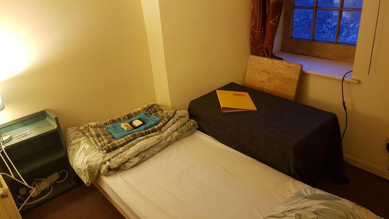 'Yellow Wood Micro Hostel-Eco Urban Bothy Style Very Basic But Cosy Redecorating But Cheap & Friendly Quiet Time Lockout 11Pm-7Am Bring Towel Or Hire Брекън Екстериор снимка