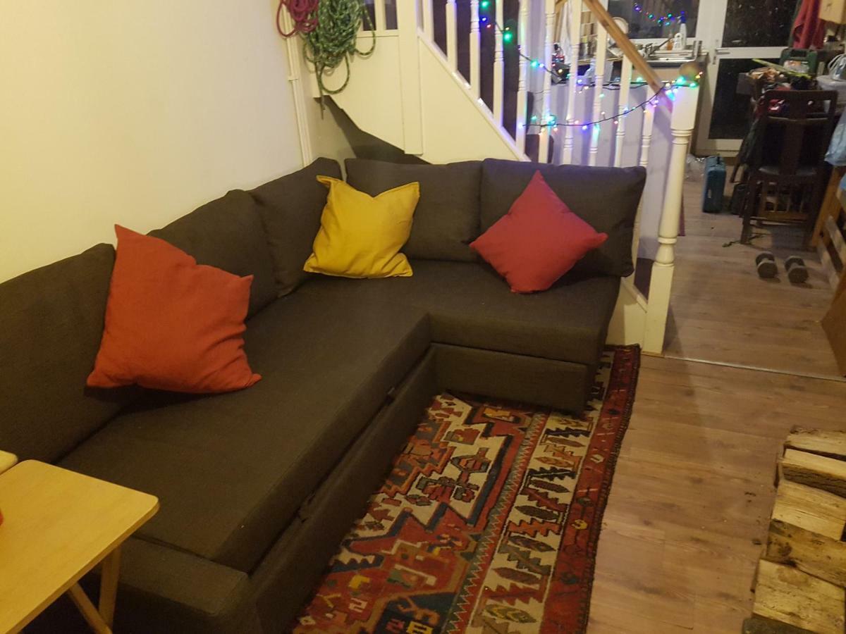 'Yellow Wood Micro Hostel-Eco Urban Bothy Style Very Basic But Cosy Redecorating But Cheap & Friendly Quiet Time Lockout 11Pm-7Am Bring Towel Or Hire Брекън Екстериор снимка