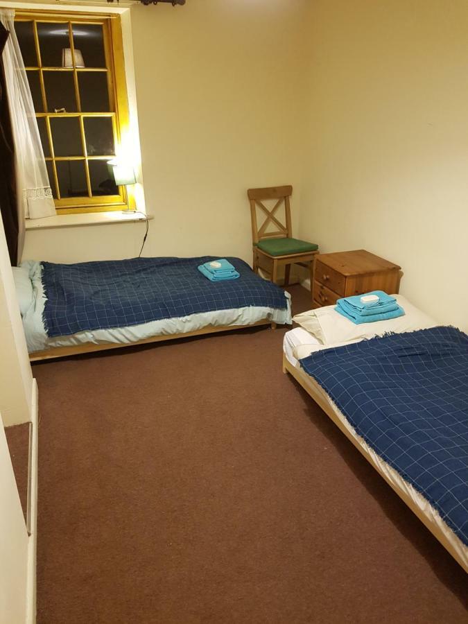 'Yellow Wood Micro Hostel-Eco Urban Bothy Style Very Basic But Cosy Redecorating But Cheap & Friendly Quiet Time Lockout 11Pm-7Am Bring Towel Or Hire Брекън Екстериор снимка